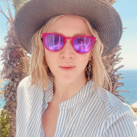 Meet your Posher! - Picture 2 of 4